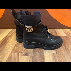 Wishbone chunky leather boots
